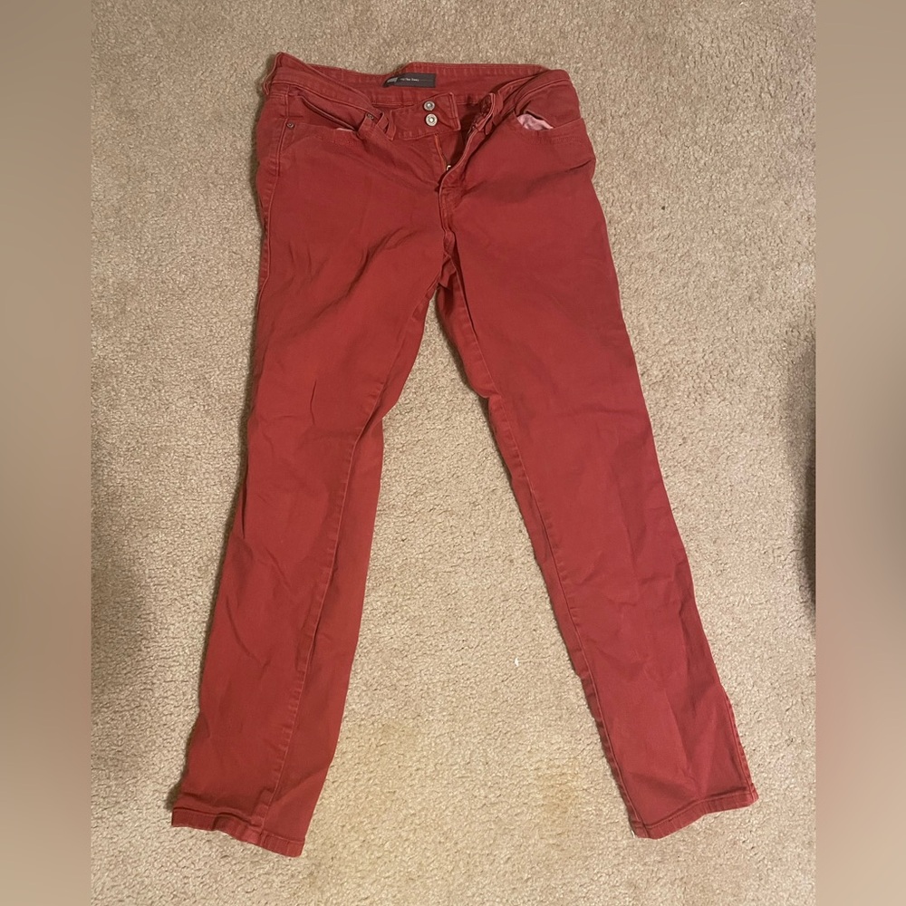 red levi’s mid rise skinny jeans